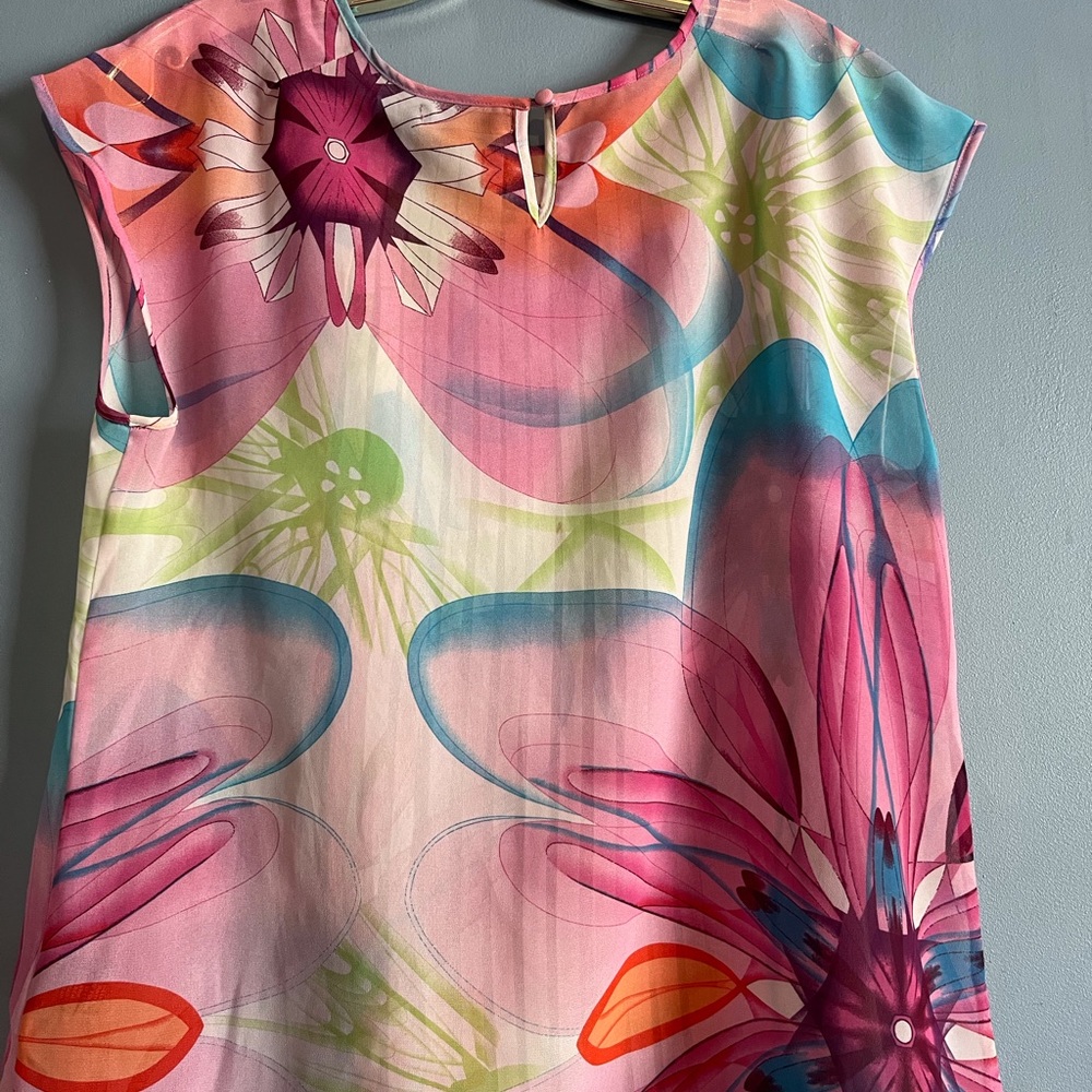 SELLING VERTIGO TOP FOR WOMEN SIZE MEDIUM COLOR FLORAL PATTERN SLEEVELESS BNWOT - Picture 7 of 13